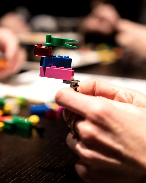 Hände halten ein LEGO-Modell