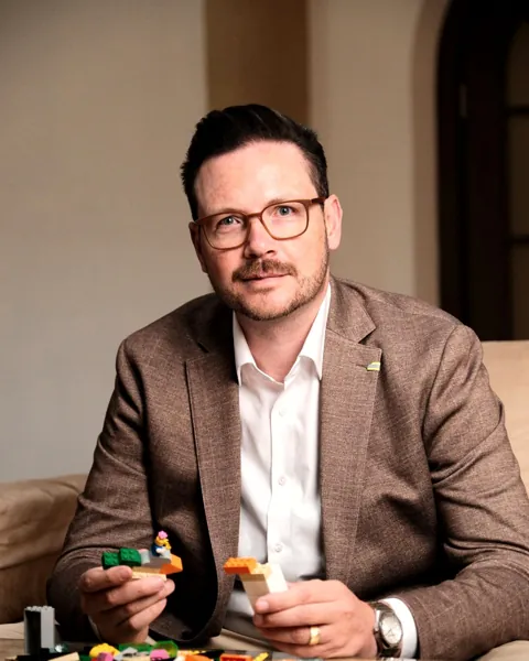 Oliver Gabor mit einem LEGO-Modell